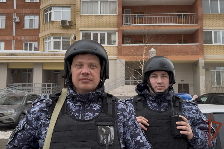В Оренбурге росгвардейцы спасли девушку от падения с балкона (видео)