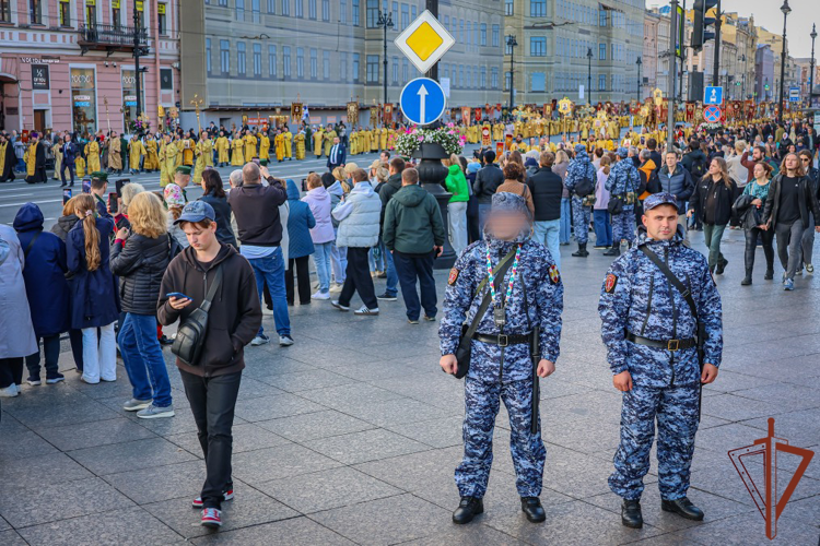 Безопасность участников Крестного хода обеспечили росгвардейцы в Санкт-Петербурге