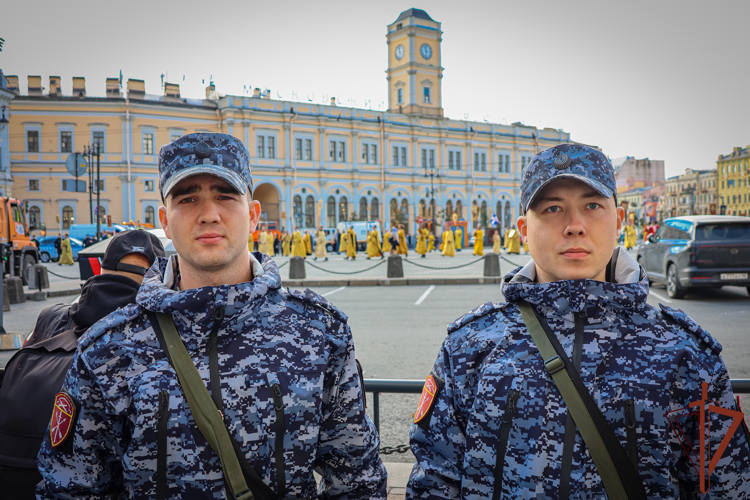 Безопасность участников Крестного хода обеспечили росгвардейцы в Санкт-Петербурге