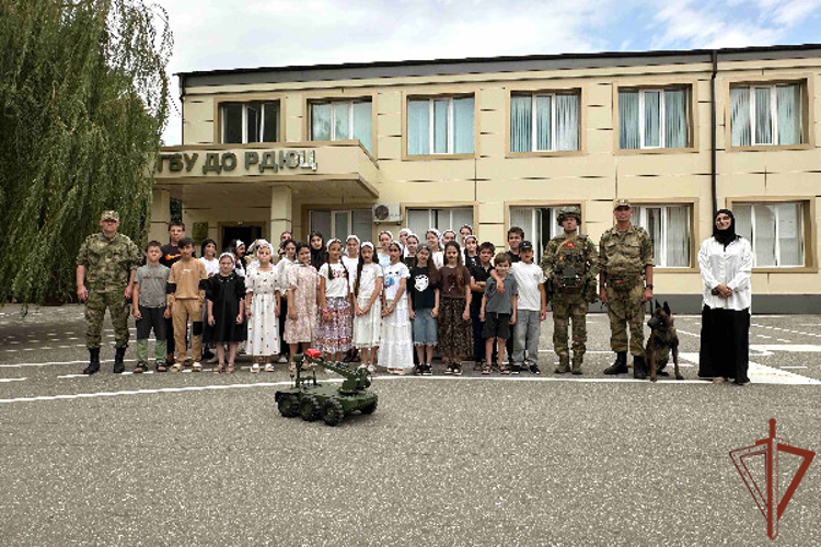 В Чеченской Республике росгвардейцы познакомили детей с профессией защитника Отечества