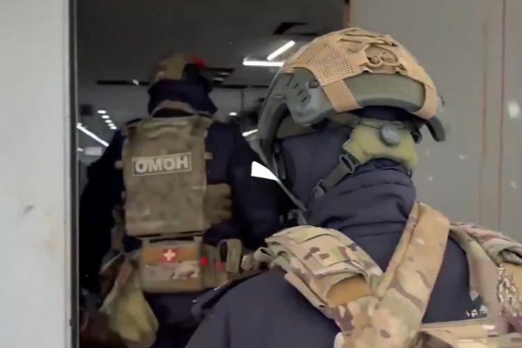 При силовой поддержке ОМОН Росгвардии задержаны подозреваемые в незаконной легализации мигрантов в Твери