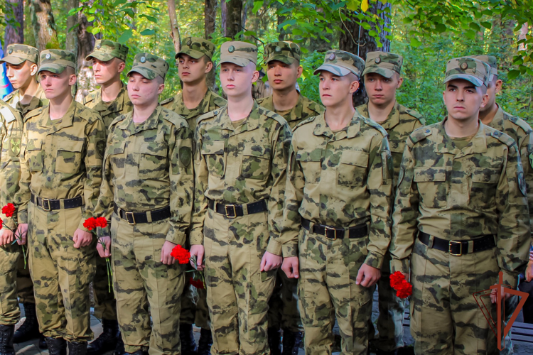 Росгвардейцы почтили память защитников Ораниенбаума