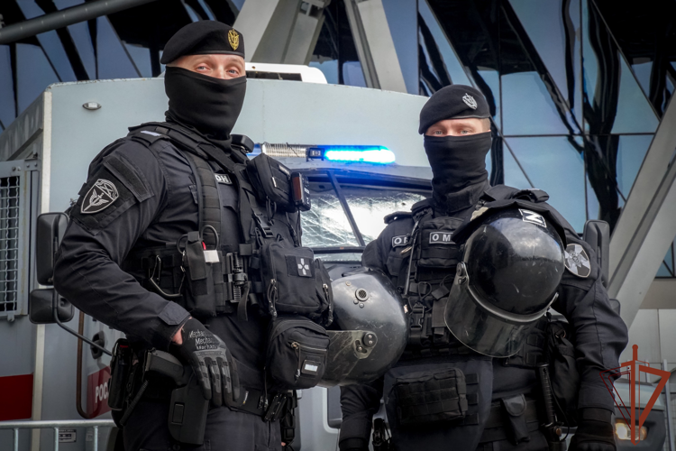 В Санкт-Петербурге военнослужащие и сотрудники Росгвардии обеспечили безопасность матча КХЛ