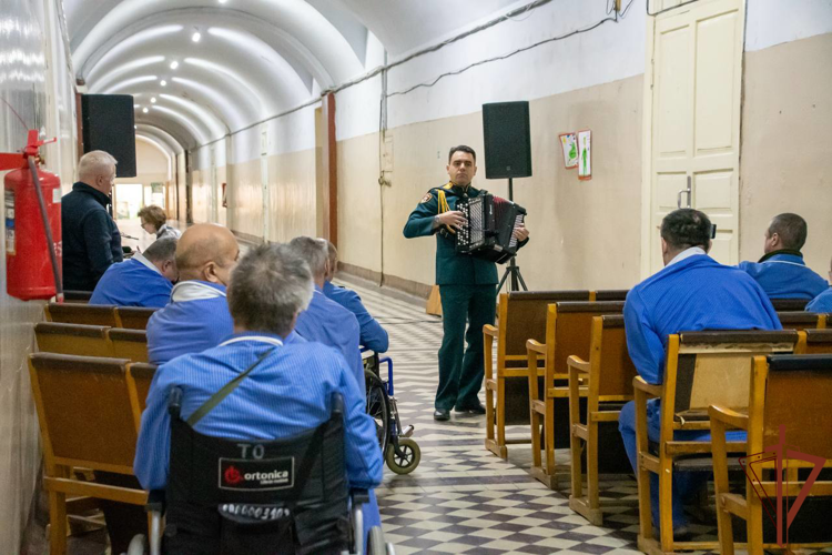 В честь юбилея ведомства ансамбль песни и пляски Северо-Западного округа Росгвардии выступил в госпитале Кронштадта