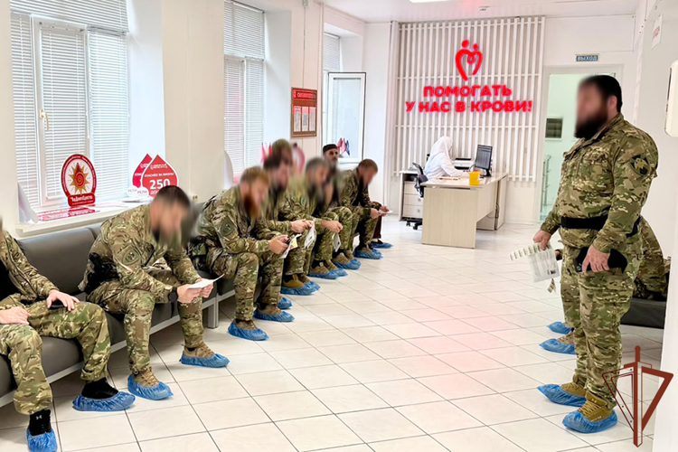 В Грозном более 60 сотрудников ОМОН «АХМАТ-1» поддержали региональную донорскую акцию