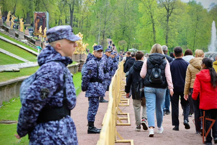 Росгвардейцы обеспечили безопасность проведения весеннего праздника фонтанов в Петергофе