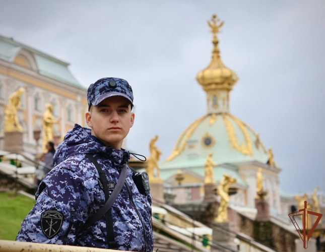 Росгвардейцы обеспечили безопасность проведения весеннего праздника фонтанов в Петергофе