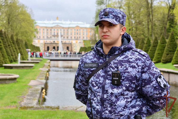 Росгвардейцы обеспечили безопасность проведения весеннего праздника фонтанов в Петергофе