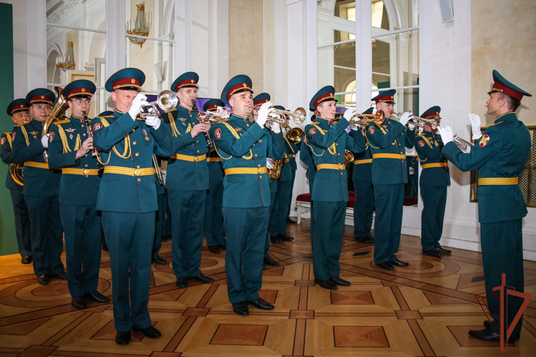 Военный оркестр штаба Северо-Западного округа Росгвардии выступил на открытии выставки в Государственном Эрмитаже