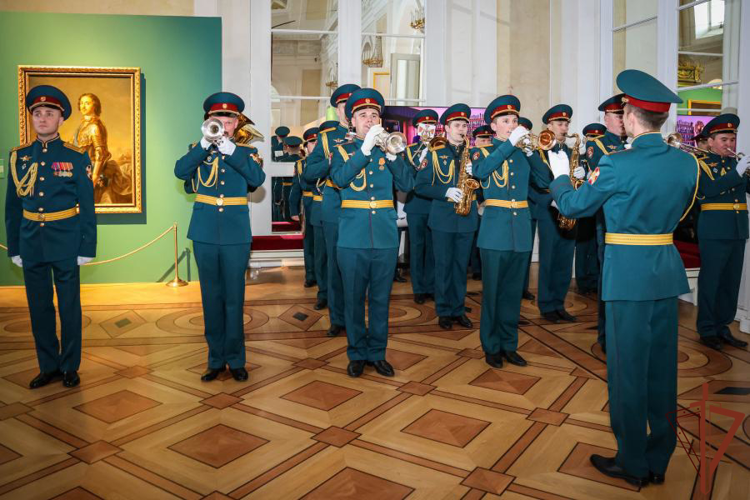 Военный оркестр штаба Северо-Западного округа Росгвардии выступил на открытии выставки в Государственном Эрмитаже