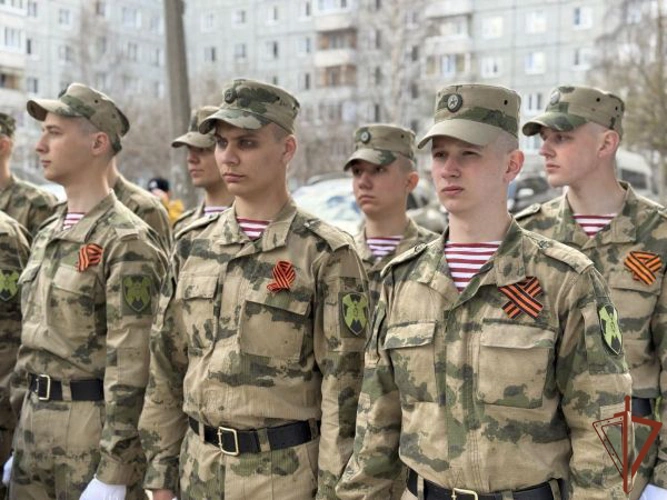 В Сыктывкаре росгвардейцы поздравили труженника тыла Великой Отечественной войны
