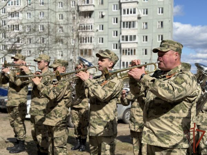 В Сыктывкаре росгвардейцы поздравили труженника тыла Великой Отечественной войны
