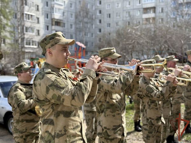 В Сыктывкаре росгвардейцы поздравили труженника тыла Великой Отечественной войны