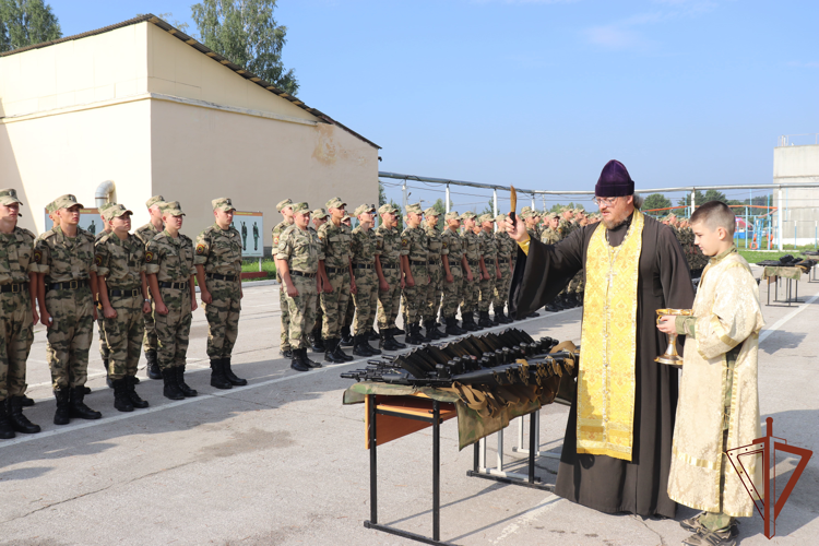 Курсантам первого курса Новосибирского военного института Росгвардии торжественно вручили личное оружие