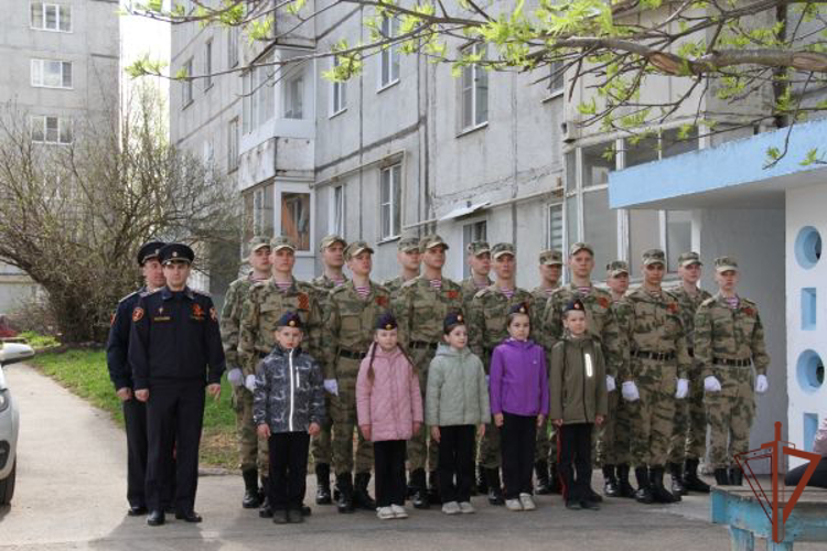 В Сыктывкаре росгвардейцы поздравили труженника тыла Великой Отечественной войны