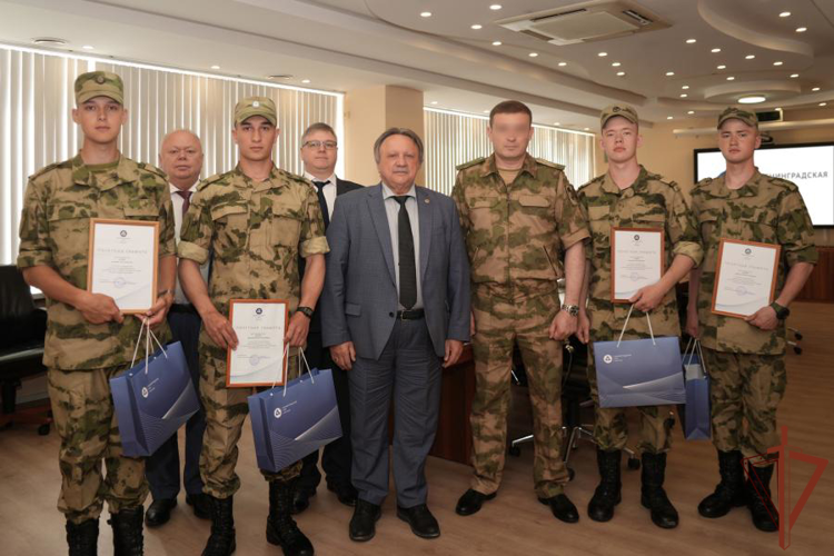 За сбитые в Санкт-Петербурге и Ленобласти украинские беспилотники росгвардейцев наградил директор ЛАЭС