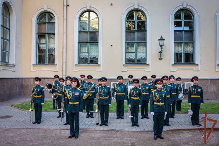 В Санкт-Петербурге военный оркестр Северо-Западного округа Росгвардии выступил на празднике «Проводы Белых ночей»