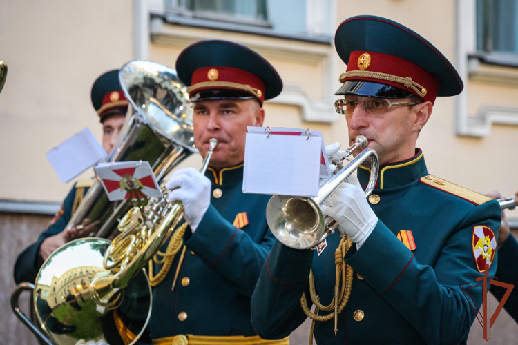 В Санкт-Петербурге военный оркестр Северо-Западного округа Росгвардии выступил на празднике «Проводы Белых ночей»