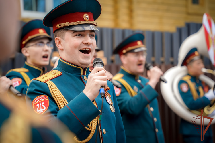 103-летнего ветерана войны и жителя блокадного Ленинграда поздравили парадом росгвардейцы в Санкт-Петербурге
