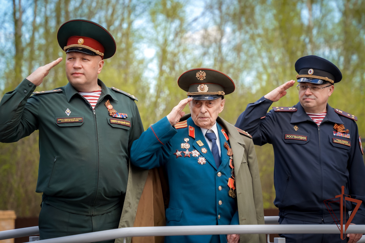 103-летнего ветерана войны и жителя блокадного Ленинграда поздравили парадом росгвардейцы в Санкт-Петербурге