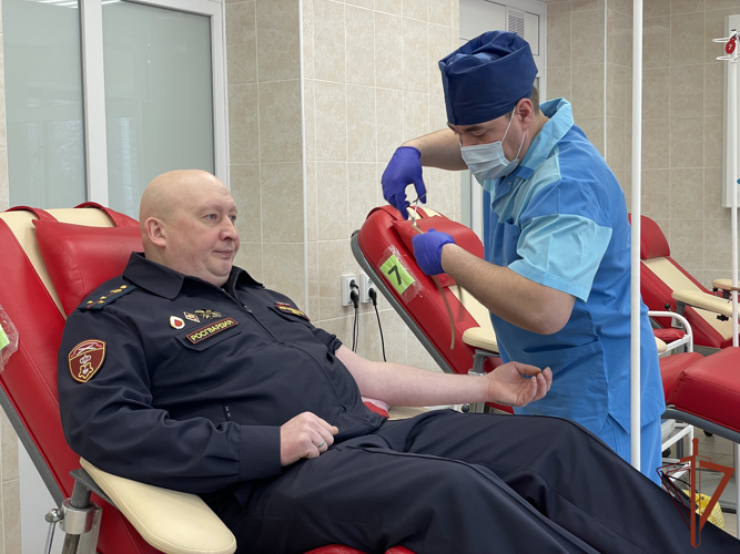 Росгвардейцы из Сыктывкара приняли участие в донорской акции накануне юбилея ведомства