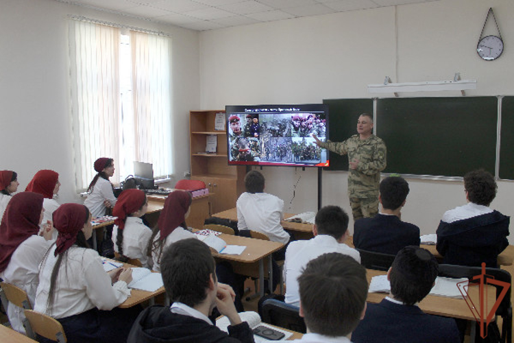 В Чеченской Республике росгвардейцы провели патриотические мероприятия для школьников