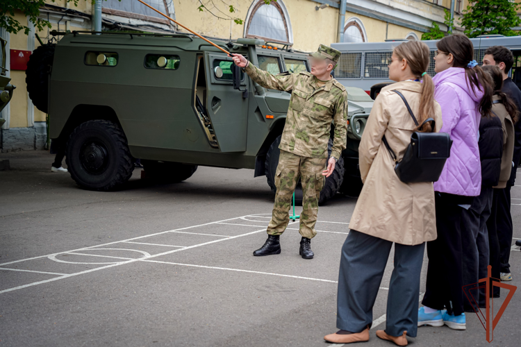 Росгвардейцы провели день открытых дверей для петербургских школьников в честь юбилея ведомства