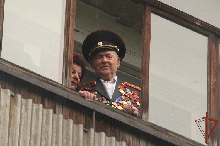 Росгвардия провела «Парад у дома ветерана» в Новосибирске