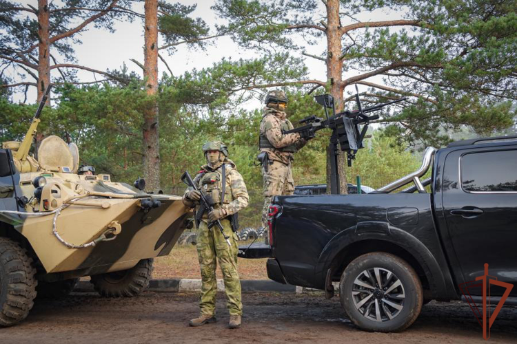 Эвакуацию и ремонт поврежденной бронетехники отработали росгвардейцы на учении под Петербургом (видео)