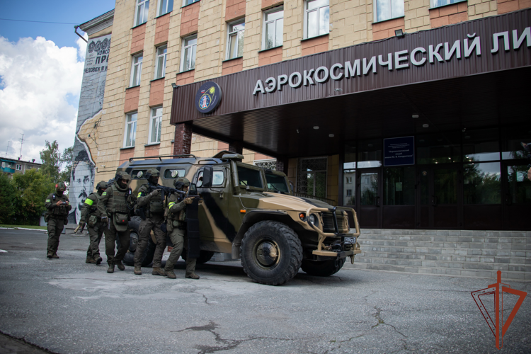 В Сибири при участии Росгвардии прошли учения и проверки по обеспечению безопасности образовательных учреждений