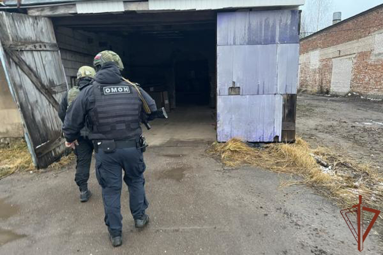 В Смоленске при силовой поддержке спецназа Росгвардии пресечена работа подпольного цеха по изготовлению безалкогольных напитков