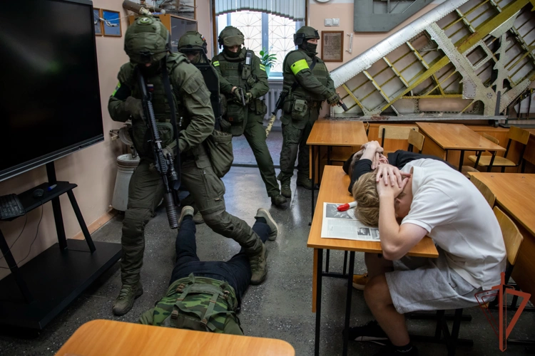 В Сибири при участии Росгвардии прошли учения и проверки по обеспечению безопасности образовательных учреждений
