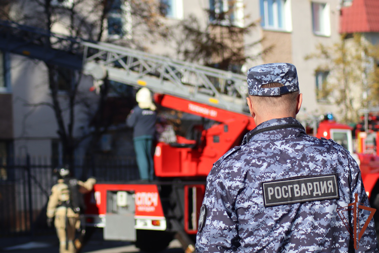 В Магадане сотрудники Росгвардии и МЧС провели совместную пожарную тренировку