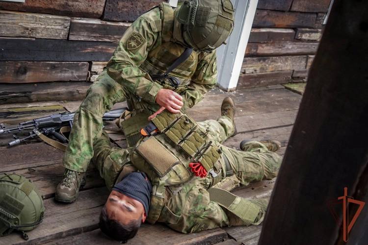 Оказание медицинской помощи в боевых условиях отработал спецназ Росгвардии под Петербургом (видео)