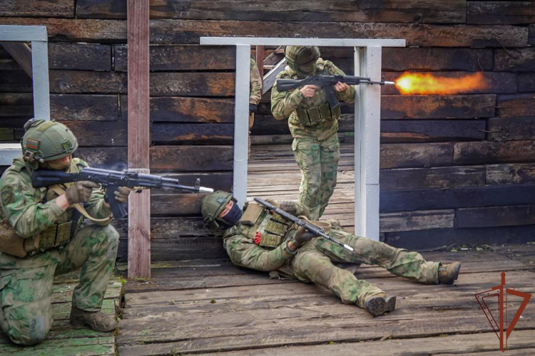 Оказание медицинской помощи в боевых условиях отработал спецназ Росгвардии под Петербургом (видео)