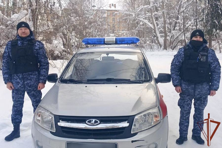 В Коми сотрудники Росгвардии эвакуировали жильцов дома во время пожара