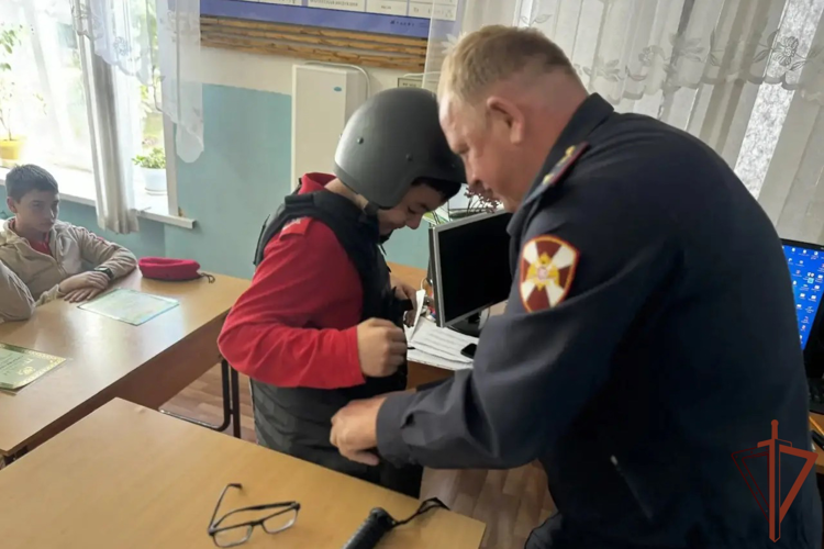 В Калуге сотрудники Росгвардии провели патриотическое мероприятие с юнармейцами