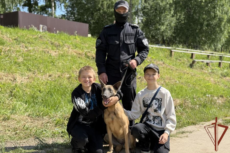 Акция «Каникулы с Росгвардией» продолжается в Северо-Западном округе Росгвардии