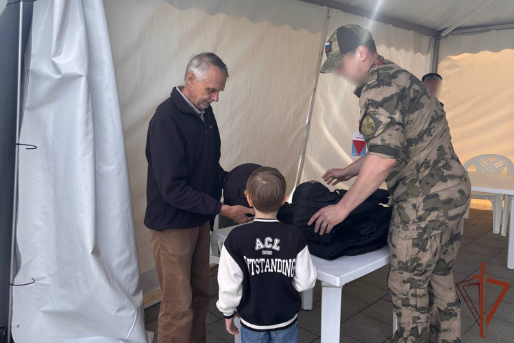 В Калуге росгвардейцы рассказали о своей профессии на космическом фестивале «108 минут» 