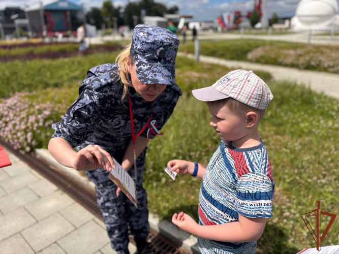 В Калуге росгвардейцы рассказали о своей профессии на космическом фестивале «108 минут» 