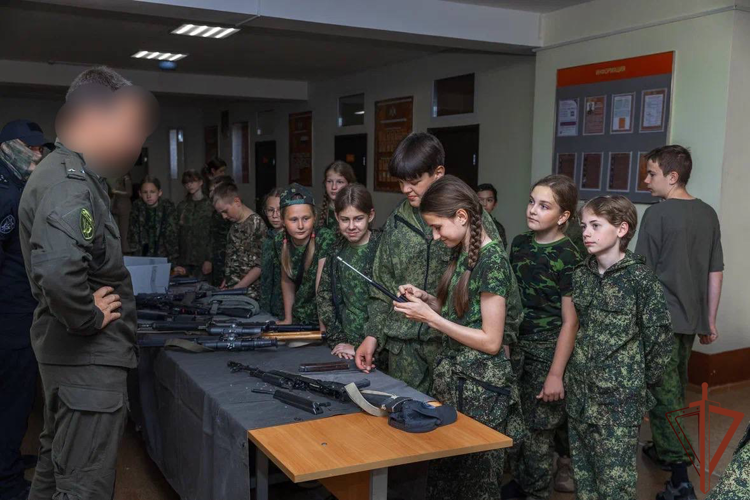 В Калужской области росгвардейцы организовали мероприятие для кадетов в рамках акции «Каникулы с Росгвардией»