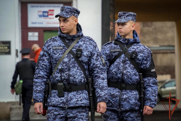 Росгвардейцы обеспечили безопасность проведения единого дня голосования на северо-западе страны