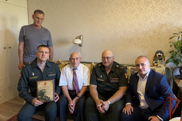 В Новосибирске росгвардейцы поздравили ветерана Великой Отечественной войны со 101-летием