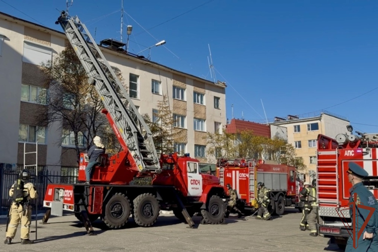 В Магадане сотрудники Росгвардии и МЧС провели совместную пожарную тренировку