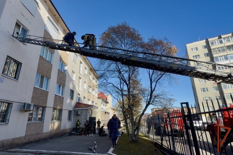 В Магадане сотрудники Росгвардии и МЧС провели совместную пожарную тренировку