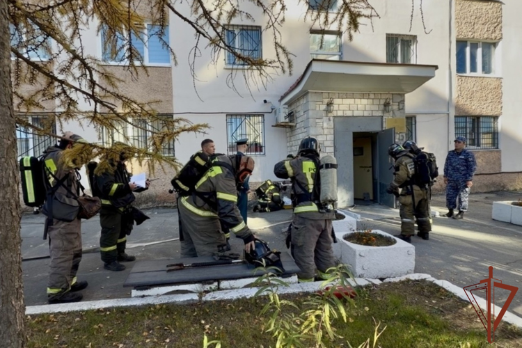 В Магадане сотрудники Росгвардии и МЧС провели совместную пожарную тренировку