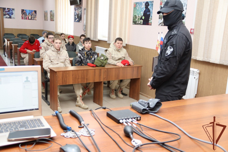 На Дальнем Востоке росгвардейцы провели уроки мужества, приуроченные к юбилею ведомства