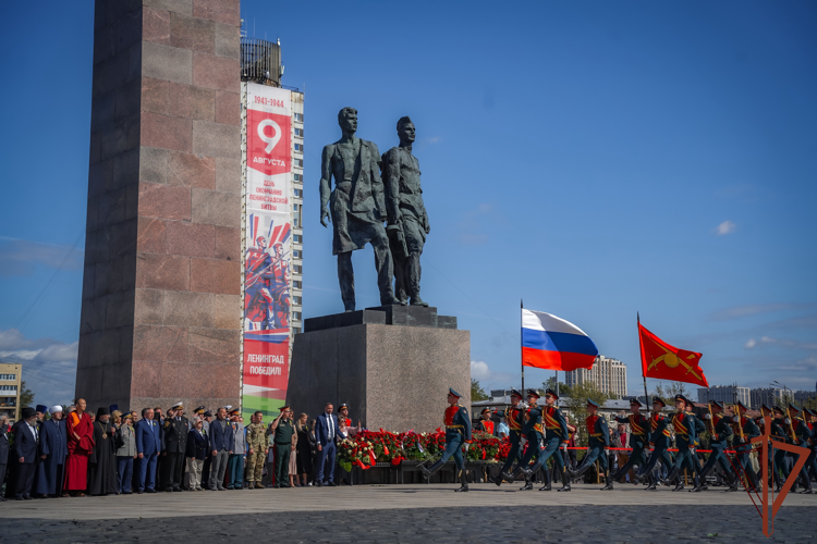 Делегация Росгвардии почтила память защитников Ленинграда