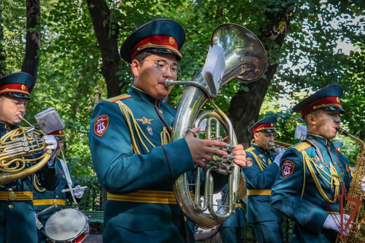 Военный оркестр Северо-Западного округа Росгвардии выступил на осеннем празднике «Сад фонтанов»