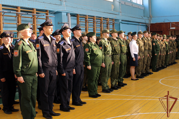 В Екатеринбурге росгвардейцы поздравили учащихся Кадетского корпуса с торжественным событием в их жизни